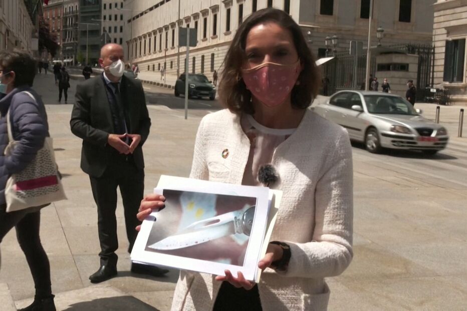 A ministra espanhola da Indústria, Comércio e Turismo recebeu uma carta com uma navalha aparentemente ensanguentada