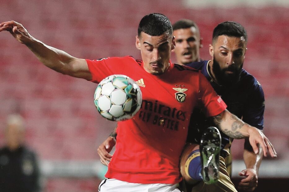 Chiquinho, ‘apertado’ por Costinha, acabou por marcar o golo que deu a vitória   aos encarnados