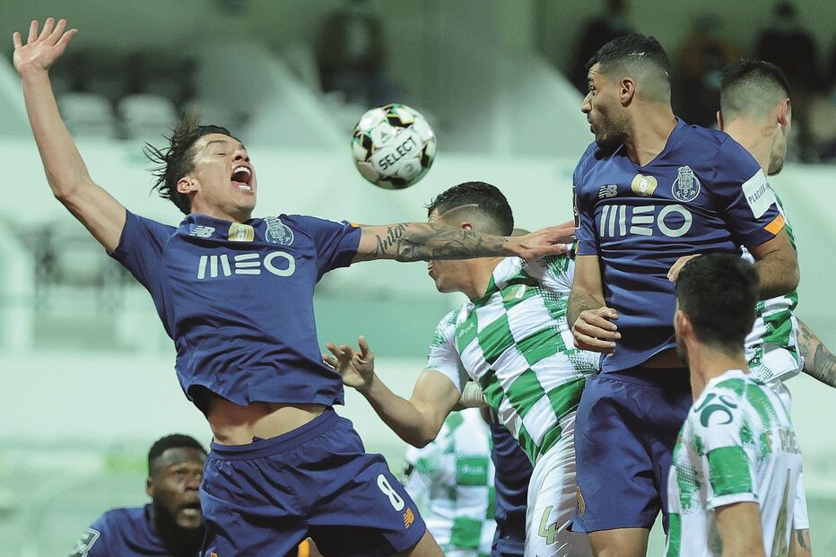 Uribe e Taremi, em lance de ataque da equipa do FC Porto, no jogo em Moreira de Cónegos