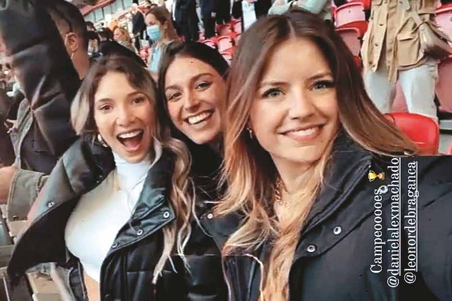 Daniela Machado (à esq.) e Inês Degener Tomaz (à dir.) com uma amiga 