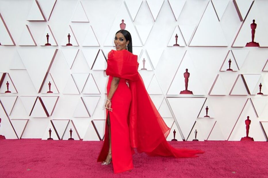 Angela Bassett vestiu Alberta Ferretti 