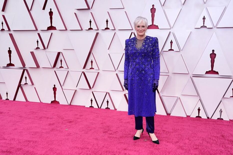 Glenn Close elegeu um look Armani Privé e não dispensou as luvas por causa da Covid-19 
