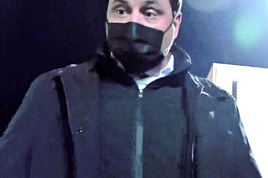 Pedro Pinho filmado pelo repórter de imagem no momento da agressão