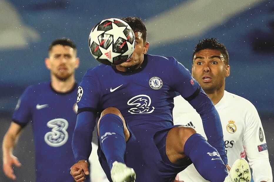 Thiago Silva (Chelsea), no ar, cabeceia à frente de Casemiro