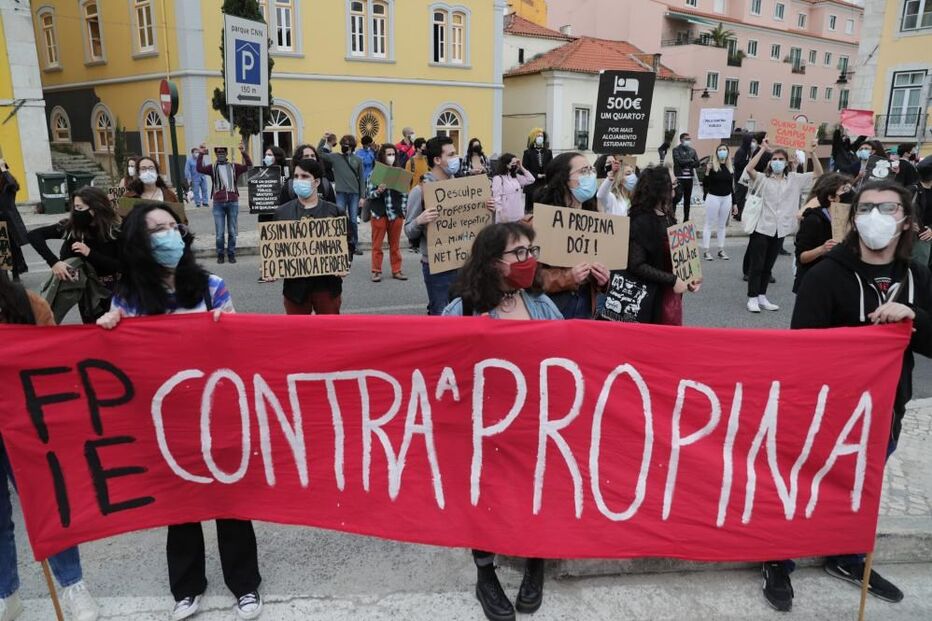Centenas de estudantes manifestam-se em Lisboa para exigir fim de propinas
