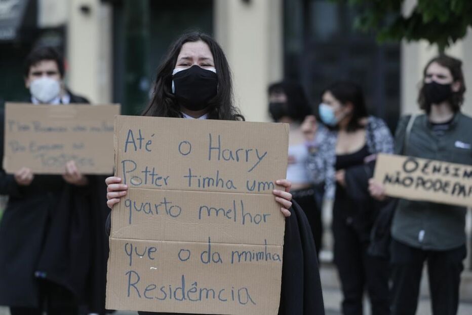 Centenas de estudantes manifestam-se em Lisboa para exigir fim de propinas