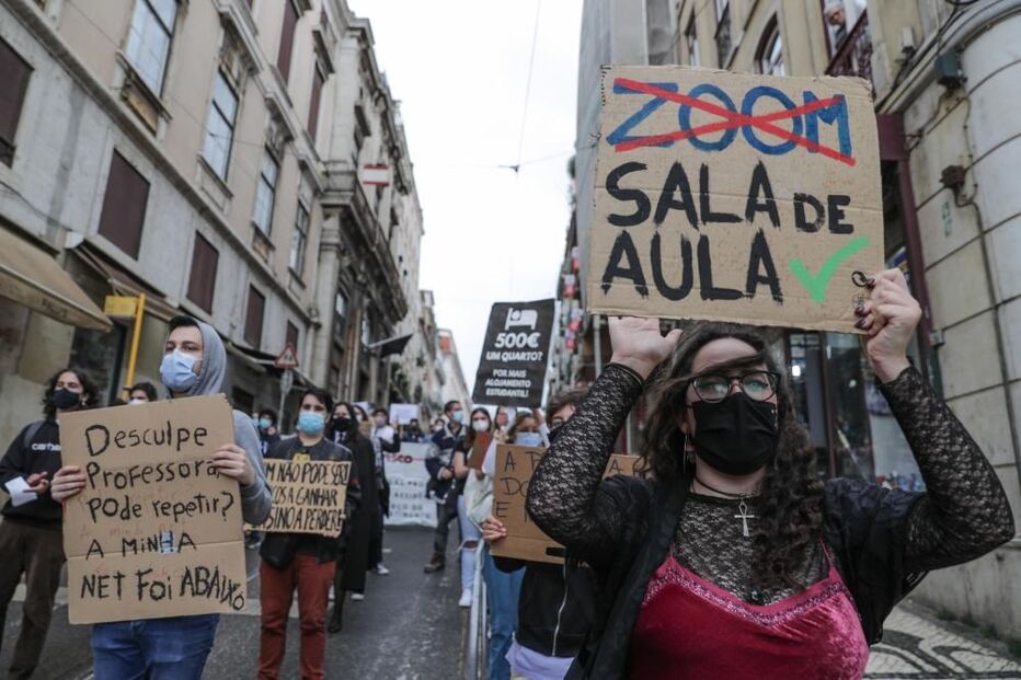 Centenas de estudantes manifestam-se em Lisboa para exigir fim de propinas