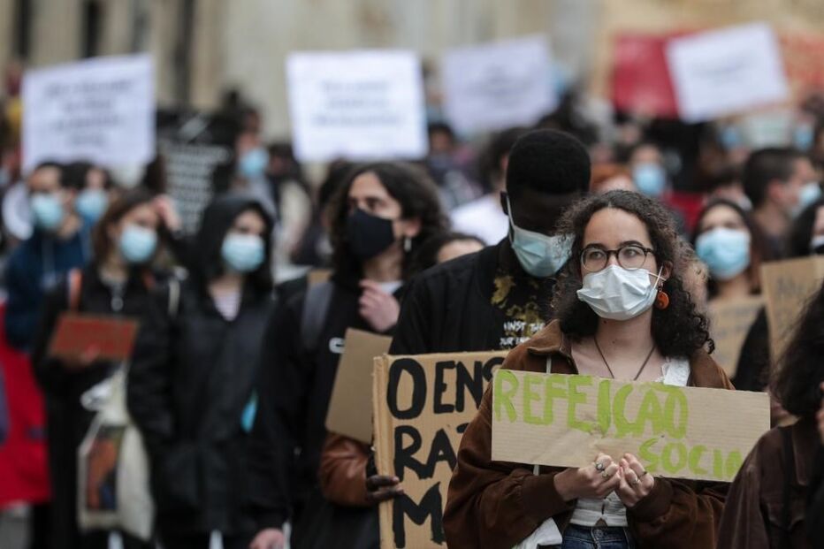 Centenas de estudantes manifestam-se em Lisboa para exigir fim de propinas