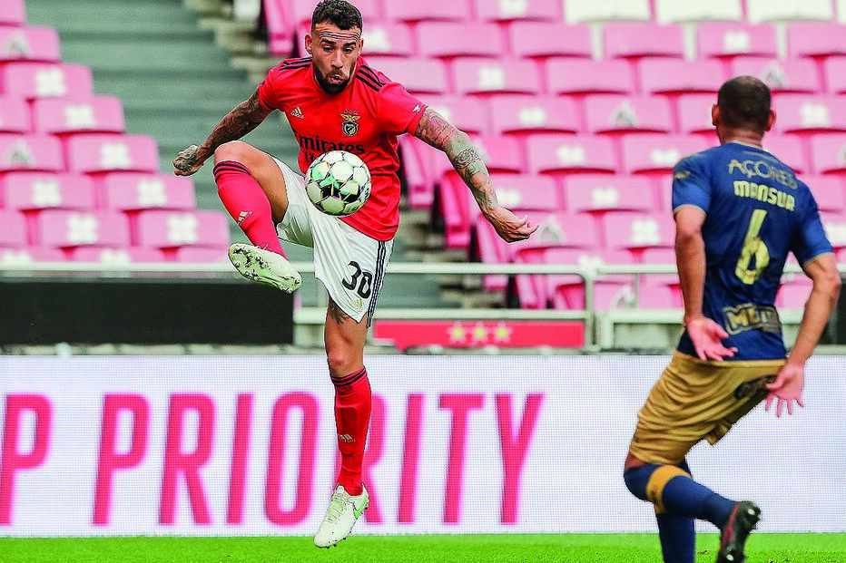 Otamendi viu um amarelo com o Santa Clara e agora fica de fora