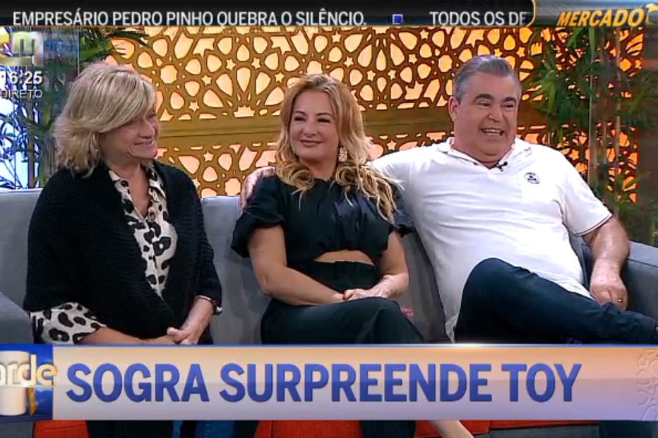 Toy com a mulher e a sogra