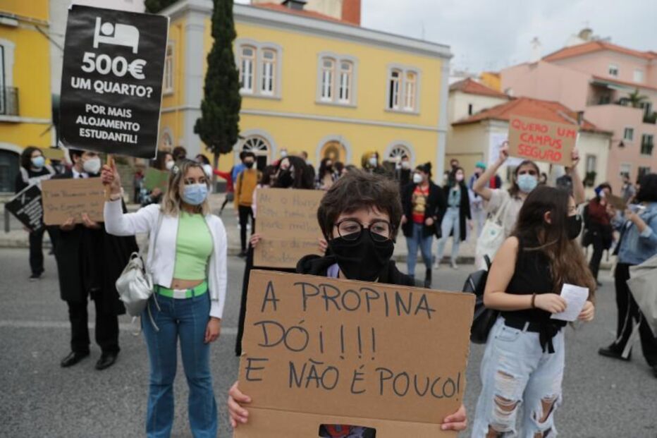 Estudantes manifestam-se por melhores condições nas escolas públicas