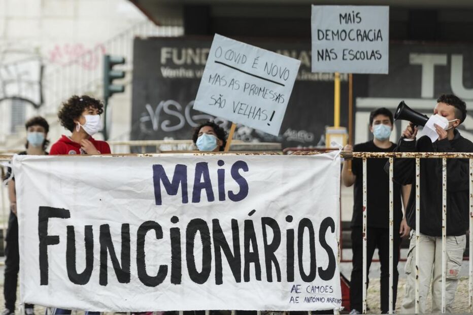 Estudantes manifestam-se por melhores condições nas escolas públicas