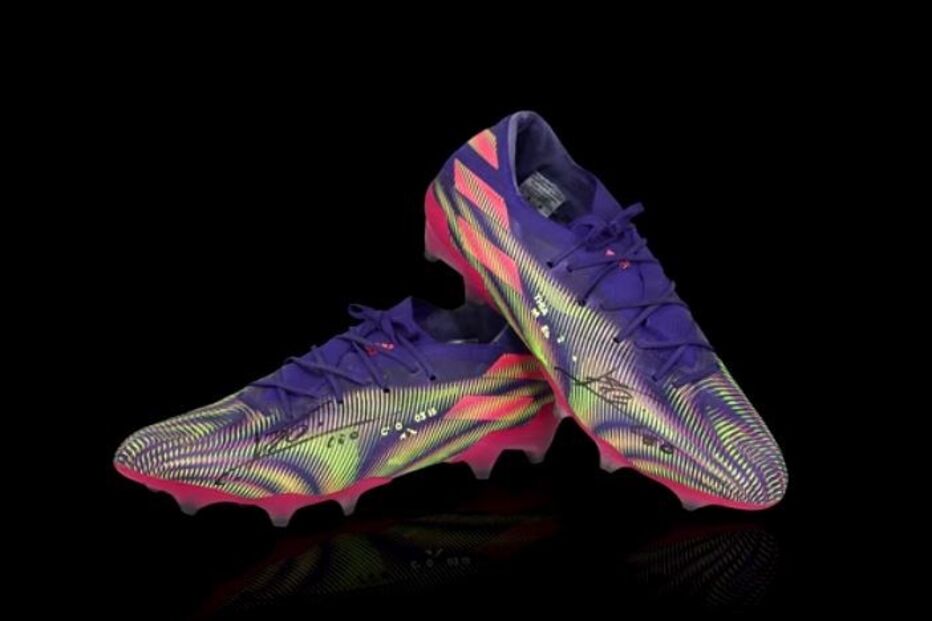 Chuteiras de Messi leiloadas por valor recorde de cerca de 144 mil euros