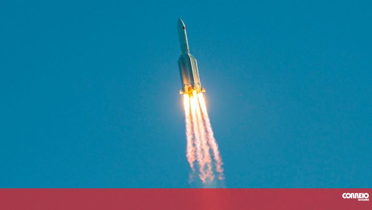 The rocket that will take astronauts to the moon arrives on the platform for a test flight