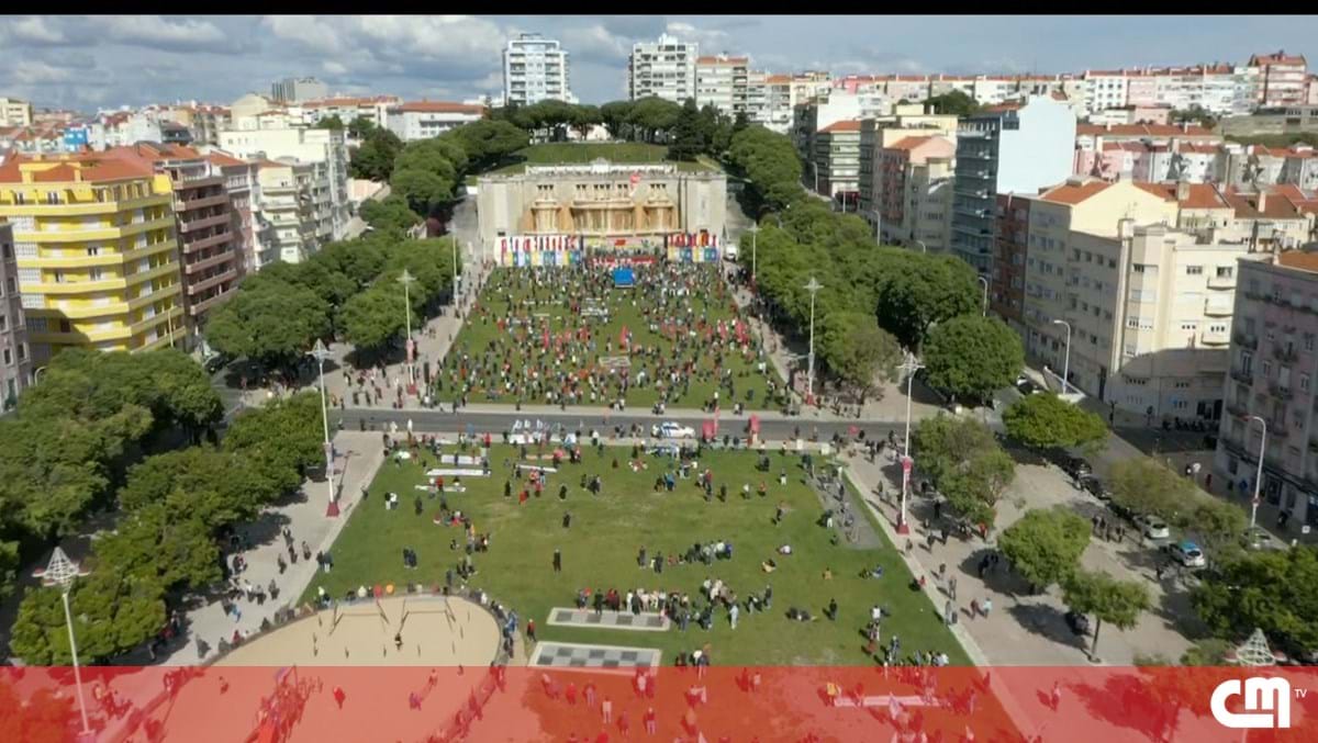 Manifestação do 1º de Maio reúne centenas de pessoas na Alameda em