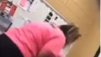 Professora bate em aluna com tábua de madeira e é filmada pela mãe da criança 