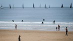 Banhistas da praia de Carcavelos manifestam segurança no arranque da época balnear