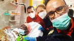 Bebé nasce dentro de ambulância a caminho do hospital em Loures
