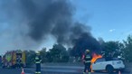 Carro em chamas na A8 em Loures, no sentido Torres Vedras - Lisboa. Veja as imagens