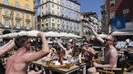 Centenas de adeptos ingleses sem máscara nem distanciamento invadem zona da Ribeira no Porto