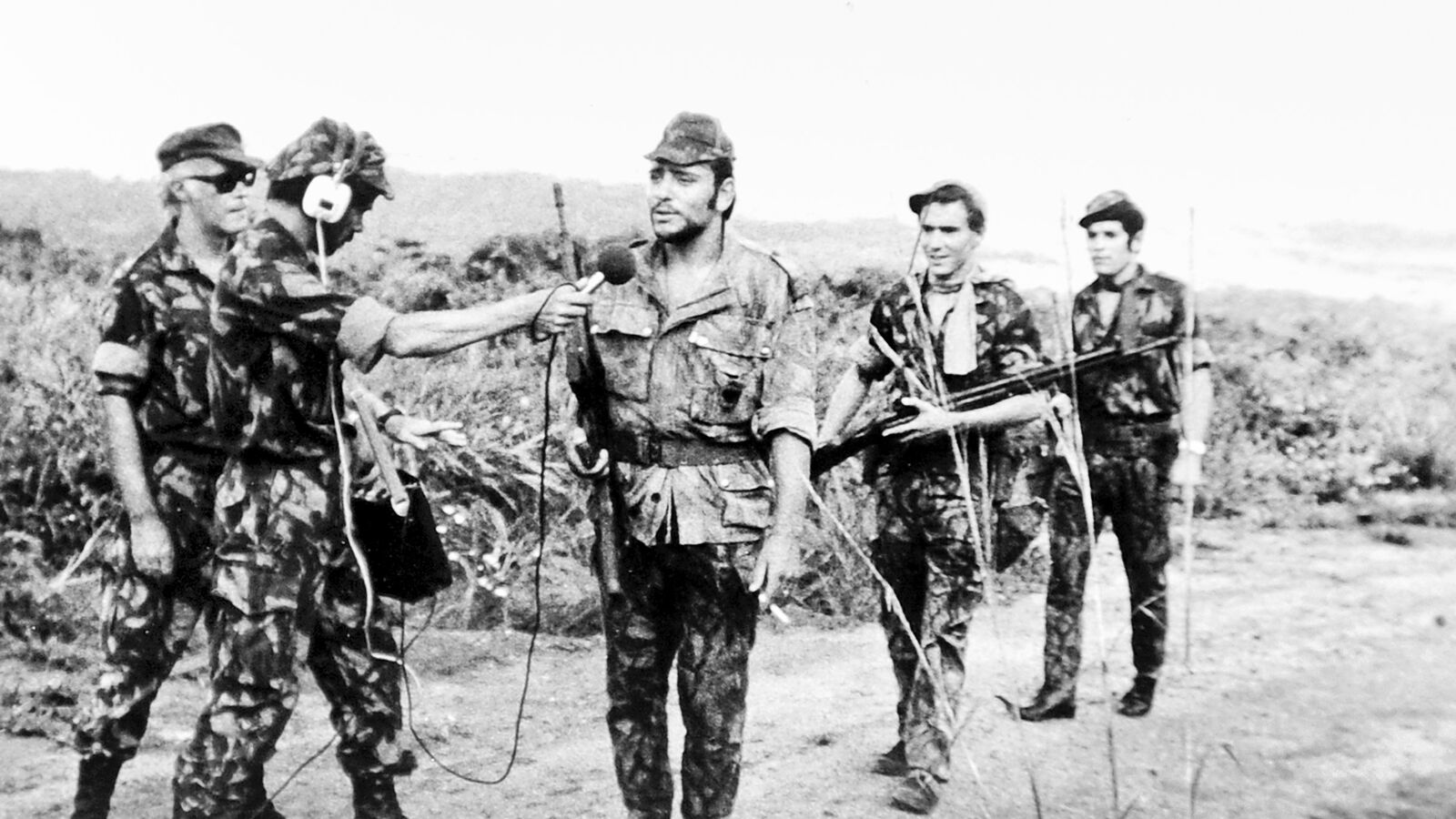 A mensagem pela televisão ou pela rádio era  debitada a correr: posto, nome, número mecanográfico,  terra de origem e destinatários (pais, namorada).  A despedida era sempre a mesma, Natal após Natal,  manifestando o desejo de voltar são e salvo:  “Adeus, até ao meu regresso”