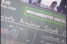 Docente foi apanhado em momentos íntimos com a mulher