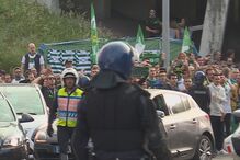 Adeptos do Sporting e do Benfica em confrontos junto ao estádio de Alvalade