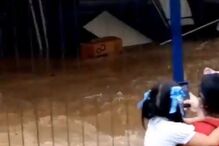 Enxurrada fez com que muitos migrantes a viver no local perdessem todos os documentos e pertences.