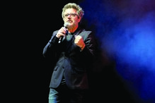 'Pontapé na boca ou calduço?': Nilton criticado após desabafo em concerto de Rosalía