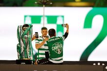 Sporting recebe o troféu de campeão no relvado de Alvalade