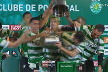 Jogadores invadem conferência de imprensa de Amorim e dão banho de champanhe ao treinador