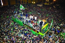 Foi bonita a festa do leão. Começou dentro do velhinho Estádio de Alvalade e rapidamente se estendeu a todo o País e às comunidades portuguesas espalhadas pelo Mundo. Nenhum sportinguista ficou em casa. Jardel foi o alvo de todas as atenções. Uma máquina de fazer golos, marcou 42. Foi decisivo para a conquista do título, pela mão do técnico László Boloni 