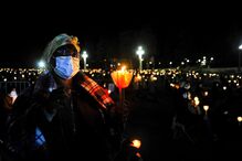 Peregrinos assistem à Procissão das Velas no Santuário de Fátima