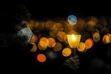 Peregrino participa na Procissão das Velas no Santuário de Fátima