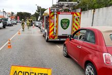 Homem morre ao volante e embate contra carros estacionados 