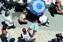 Populares tentam assistir Bruno Candé