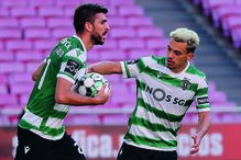 Pote apressa colega Paulinho para o jogo recomeçar, após um golo