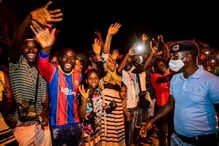 O Presidente da República, Marcelo Rebelo de Sousa, durante o percurso entre o aeroporto internacional Osvaldo Vieira e o centro de Bissau, no início da visita oficial que decorre entre 17 e 18 de maio, em Bissau