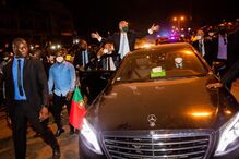 O Presidente da República, Marcelo Rebelo de Sousa, durante o percurso entre o aeroporto internacional Osvaldo Vieira e o centro de Bissau, no início da visita oficial que decorre entre 17 e 18 de maio, em Bissau