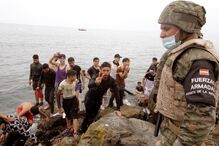 Milhares de cidadãos marroquinos forçam entrada em Ceuta pelas praias