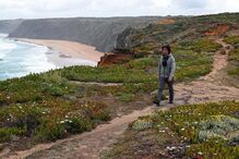 Nas arribas da Ponta da Atalaia, Aljezur, o biólogo e ambientalista, Nuno Barros, da associação ambientalista ANP/WWF, observa as cegonhas que nidificam nas arribas, numa zona do Parque Nacional do Sudoeste Alentejano e Costa Vicentina (PNSACV), que é uma área importante para as aves e onde “habitam” 700 espécies de plantas, Aljezur, 10 de maio de 2021.