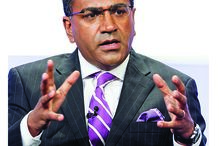 Bashir é acusado de ter recorrido a documentos falsos