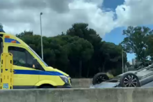 Dois feridos em colisão e capotamento na A5