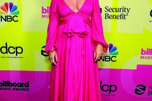 Pink num vestido assinado por Alexander McQueen 