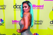 Karol G ousou num vestido transparente com cristais Swarovski