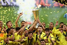 Villareal celebra com a taça da Liga Europa