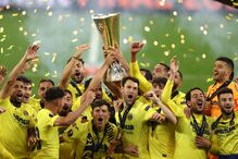 Villareal celebra com a taça da Liga Europa