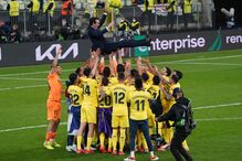 Villareal celebra com a taça da Liga Europa