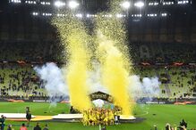 Villareal celebra com a taça da Liga Europa