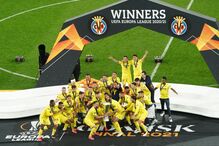 Villareal celebra com a taça da Liga Europa